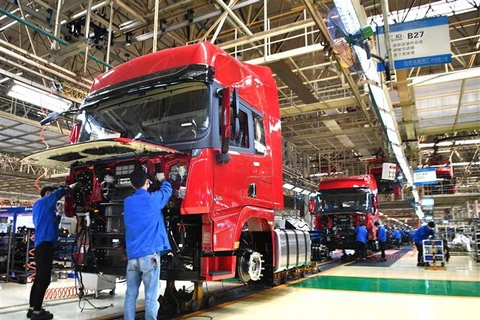 Công nhân làm việc tại dây chuyền sản xuất xe tải hạng nặng của Tập đoàn sản xuất ôtô Thiểm Tây, Trung Quốc. (Ảnh: THX/TTXVN)
