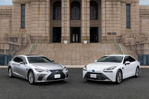 Dòng xe hạng sang Lexus LS và dòng xe Mirai. (Nguồn: Kyodo)