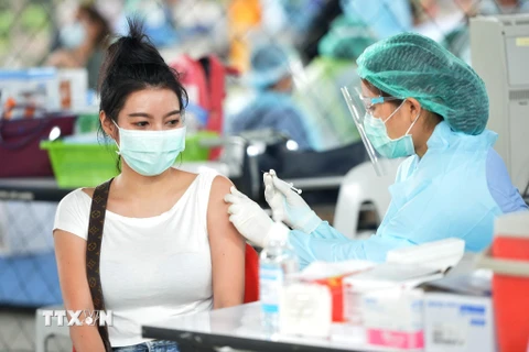 Nhân viên y tế tiêm vaccine phòng COVID-19 cho người dân tại Bangkok, Thái Lan, ngày 7/4/2021. (Ảnh: THX/TTXVN)