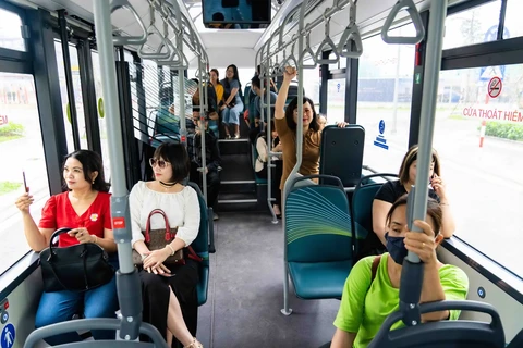 Khám phá xe buýt điện đầu tiên tại Việt Nam với trải nghiệm “cực chất”