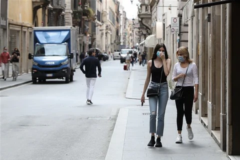 Người dân đeo khẩu trang phòng dịch COVID-19 tại Italy. (Ảnh: THX/TTXVN)