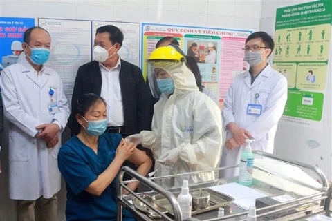Mũi tiêm phòng vaccine COVID-19 đầu tiên tại Quảng Ninh được tiêm cho bác sỹ Trần Thị Minh Lý, Phó Giám đốc Bệnh viện Sản Nhi Quảng Ninh. (Ảnh: Bùi Đức Hiếu/TTXVN)