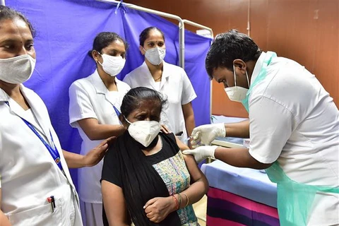 Một điểm tiêm vaccine ngừa COVID-19 tại Bangalore, Ấn Độ. (Ảnh: THX/TTXVN)