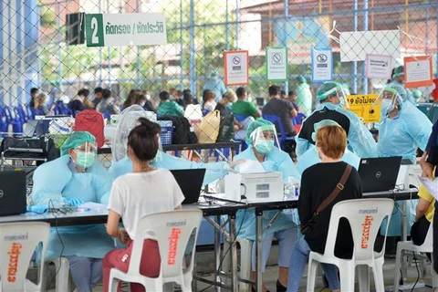 Người dân đăng ký tiêm vaccine ngừa COVID-19 tại Bangkok, Thái Lan. (Ảnh: THX/TTXVN)