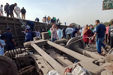 Hiện trường vụ tai nạn tàu hỏa bị trật đường ray tại tỉnh Qalioubia, phía Bắc thủ đô Cairo, Ai Cập, ngày 18/4/2021. (Ảnh: AFP/TTXVN)