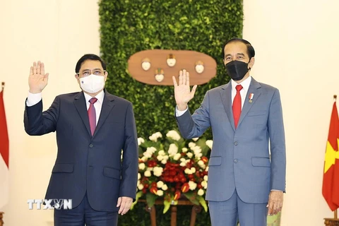Thủ tướng Phạm Minh Chính và Tổng thống Indonesia Joko Widodo. (Ảnh: Dương Giang/TTXVN)