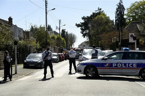 Cảnh sát gác gần hiện trường vụ tấn công bằng dao tại đồn cảnh sát ở Rambouillet, tây nam nước Pháp, ngày 23/4/2021. (Ảnh: AFP/TTXVN)