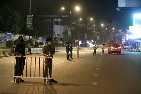 Cảnh sát gác trên đường phố tại Phnom Penh, Campuchia. (Ảnh: THX/TTXVN)