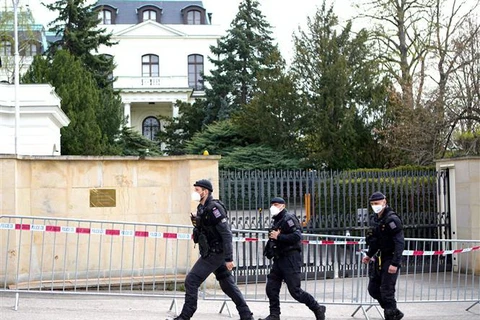 Nhân viên an ninh Cộng hòa Séc tuần tra bên ngoài Đại sứ quán Nga ở thủ đô Prague. (Ảnh: THX/TTXVN)