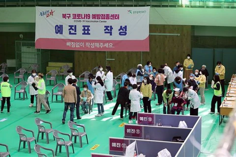 Một điểm tiêm vaccine ngừa COVID-19 tại Gwangju, Hàn Quốc. (Ảnh: Yonhap/TTXVN)