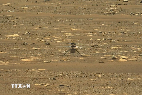 (Ảnh do NASA cung cấp): Thiết bị bay Ingenuity thực hiện chuyến bay đầu tiên trên Sao Hỏa, ngày 19/4/2021. (Ảnh: AFP/TTXVN)
