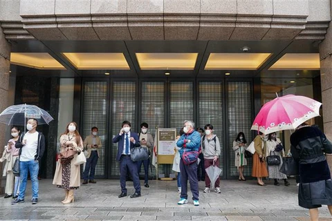 Người dân đeo khẩu trang phòng dịch COVID-19 tại Tokyo, Nhật Bản. (Ảnh: THX/TTXVN)