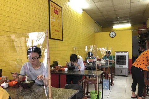 [Video] Một số quán ăn tại Hà Nội vẫn chưa đảm bảo giãn cách