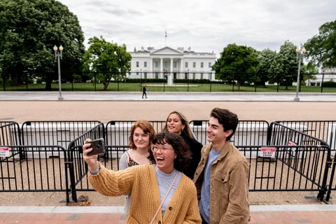 Người dân chụp ảnh trước Nhà Trắng. (Nguồn: AP)