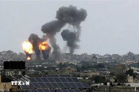 Sốc với khoảnh khắc tên lửa Israel đánh sập nhiều tòa nhà ở Gaza