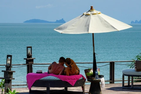 Khách du lịch vui chơi tại khu nghỉ dưỡng trên đảo Koh Yao Yai, Phuket, Thái Lan, ngày 23/11/2020. (Ảnh: AFP/TTXVN)