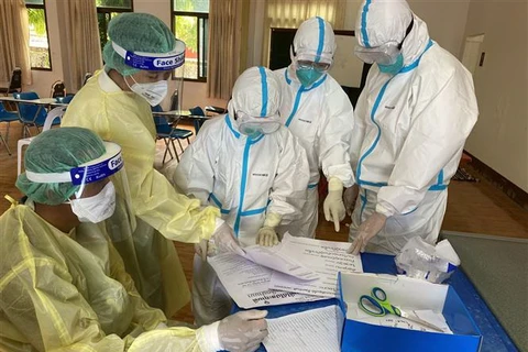 Nhân viên y tế làm nhiệm vụ tại điểm xét nghiệm COVID-19 ở Vientiane, Lào. (Ảnh: THX/TTXVN)