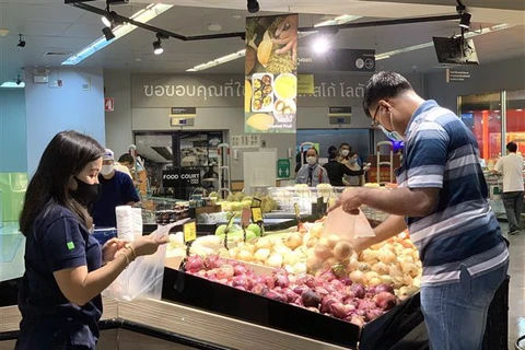Người dân thủ đô Bangkok mua sắm tại siêu thị. (Ảnh: Ngọc Quang/TTXVN)
