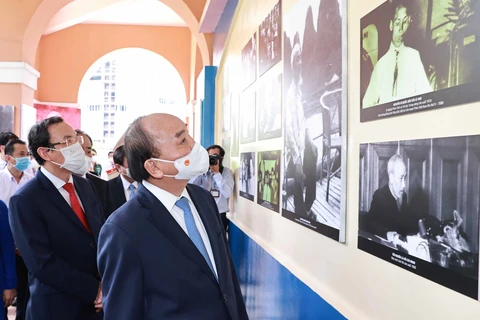 [Photo] Chủ tịch nước dâng hương tưởng niệm Chủ tịch Hồ Chí Minh 