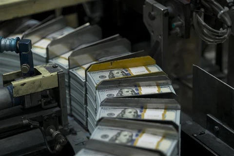 Các tập tiền 100 USD tại nhà máy in tiền quốc gia ở Fort Worth, bang Texas, Mỹ. (Ảnh: AFP/TTXVN)