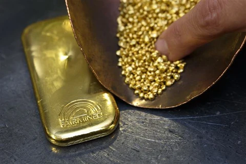 Vàng được bày bán tại một tiệm kim hoàn ở Meyrin, gần Geneva, Thụy Sĩ. (Ảnh: AFP/TTXVN)