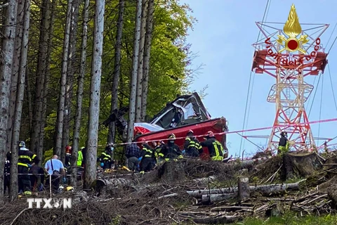 Hiện trường vụ rơi cáp treo ở thị trấn Stresa, vùng Piedmont, Italy, ngày 23/5/2021. (Ảnh: AFP/TTXVN)