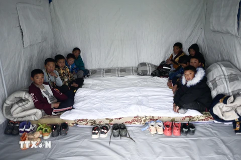 Trẻ em được sơ tán tới các khu lều tạm sau trận động đất ở Thanh Hải, Trung Quốc, ngày 22/5/2021. (Ảnh: THX/TTXVN)