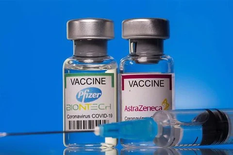 Vaccine ngừa COVID-19 của hãng AstraZeneca (phải) và Pfizer/BioNTech (trái). (Ảnh: Reuters/TTXVN)