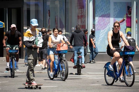Người dân đạp xe tại New York, Mỹ. (Ảnh: THX/TTXVN)