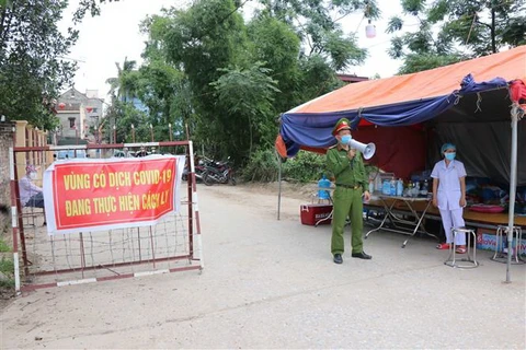 Một chốt kiểm soát dịch bệnh COVID-19 tại huyện Thuận Thành, tỉnh Bắc Ninh. (Ảnh: Thanh Thương/TTXVN)