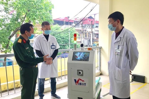 [Video] Hệ thống robot y tế vận chuyển tham gia chống dịch COVID-19