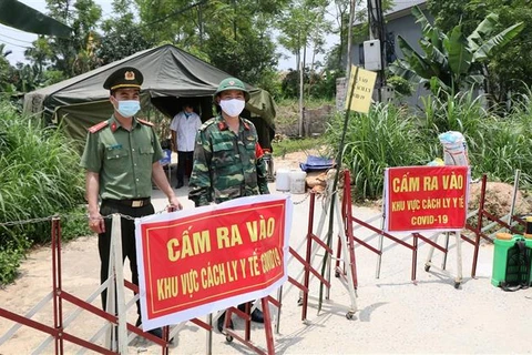Lực lượng chức năng đang trực tại chốt chống dịch thuộc khu 7, xã Tân Phương, huyện Thanh Thủy, tỉnh Phú Thọ. (Ảnh: Trung Kiên/TTXVN)