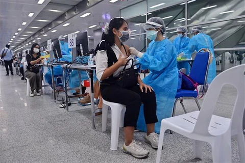 Tiêm chủng vaccine ngừa COVID-19 tại Bangkok, Thái Lan. (Ảnh: AFP/TTXVN)