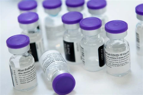 Vaccine ngừa COVID-19 của hãng Pfizer. (Ảnh: AFP/TTXVN)