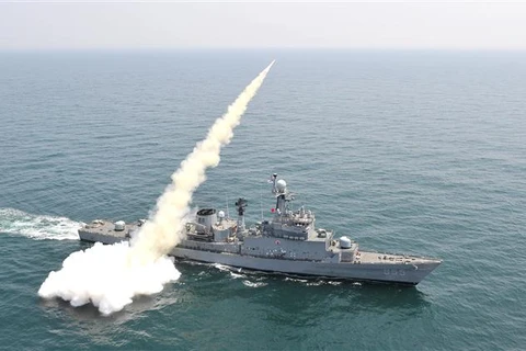 Tàu chiến của Hải quân Hàn Quốc bắn tên lửa chống tàu ngầm trong cuộc tập trận ở vùng ngoài khơi bờ biển phía Đông. (Ảnh: AFP/TTXVN)