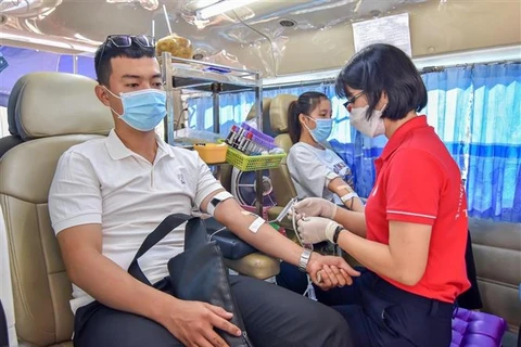 Thanh niên, sinh viên tham gia hiến máu cứu người trong mùa dịch. (Ảnh: Hồng Giang/TTXVN)