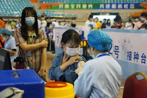Một điểm tiêm chủng vaccine ngừa COVID-19 tại tỉnh Giang Tô, Trung Quốc. (Ảnh: THX/TTXVN)