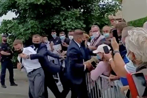 Tổng thống Pháp Macron bị tát vào mặt khi tiếp xúc với người dân