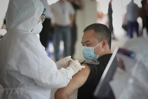Tiêm vaccine phòng COVID-19 cho công nhân trong khu công nghiệp tại Bắc Giang. (Ảnh: Danh Lam/TTXVN) 