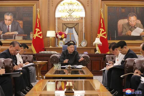 Nhà lãnh đạo Triều Tiên Kim Jong-un (giữa) chủ trì cuộc họp với các quan chức cấp cao. (Ảnh: KCNA/TTXVN)