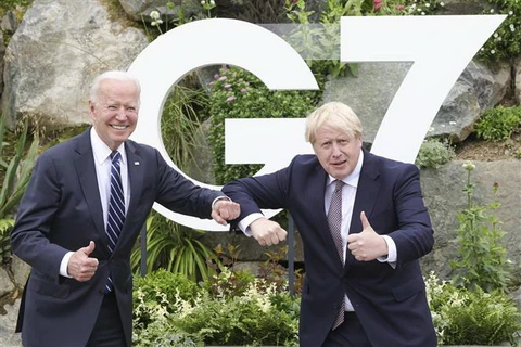 Thủ tướng Anh Boris Johnson (phải) và Tổng thống Mỹ Joe Biden trong cuộc gặp song phương tại Vịnh Carbis, Cornwall (Anh) ngày 10/6/2021. (Ảnh: THX/TTXVN)