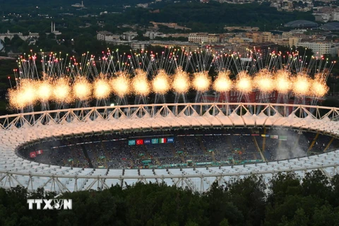 Màn pháo hoa rực rỡ sắc màu trong lễ khai mạc Giải vô địch bóng đá châu Âu (EURO) 2020 tại Rome, Italy ngày 11/6/2021. (Ảnh: AFP/TTXVN) 