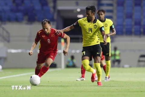 Các cầu thủ Malaysia đeo bám Trọng Hoàng. (Ảnh: Hoàng Linh/TTXVN)