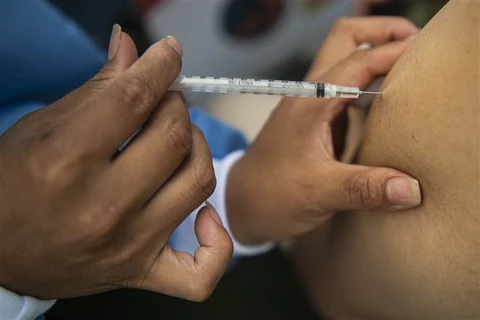 Tiêm vaccine ngừa COVID-19 tại Lima, Peru. (Ảnh: AFP/TTXVN)