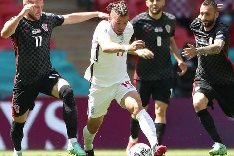 Kalvin Phillips (áo trắng) trong trận gặp Croatia. (Nguồn: football365.com)