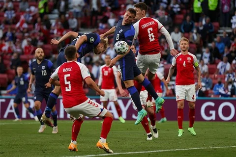 Cầu thủ Phần Lan Joel Pohjanpalo (giữa, trái) ghi bàn thắng mở tỷ số 1-0 vào lưới tuyển Đan Mạch. (Ảnh: AFP/TTXVN)