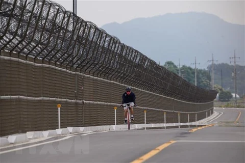 Hàng rào biên giới liên Triều tại đảo Gyodong, Hàn Quốc năm 2020. (Nguồn: AFP/TTXVN)