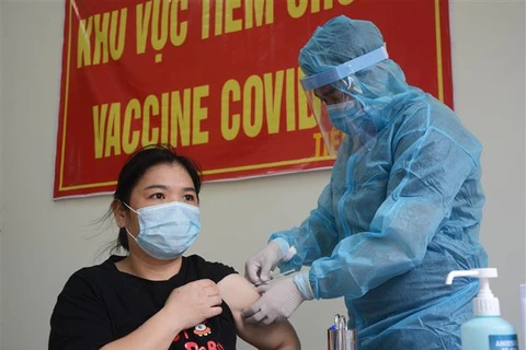 Nhân viên y tế tiêm vaccine phòng COVID-19 tại Bệnh viện Phổi Đà Nẵng. (Ảnh: Văn Dũng/TTXVN)