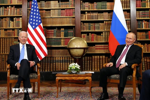 Tổng thống Mỹ Joe Biden (trái) và người đồng cấp Nga Vladimir Putin tại cuộc gặp ở Geneva, Thụy Sĩ ngày 16/6. (Ảnh: THX/TTXVN)