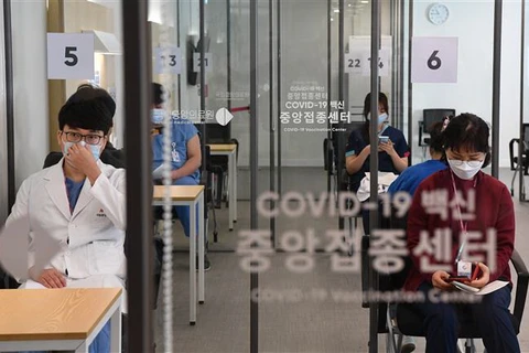 Một địa điểm tiêm chủng vaccine ngừa COVID-19 ở Seoul, Hàn Quốc. (Ảnh: AFP/TTXVN)